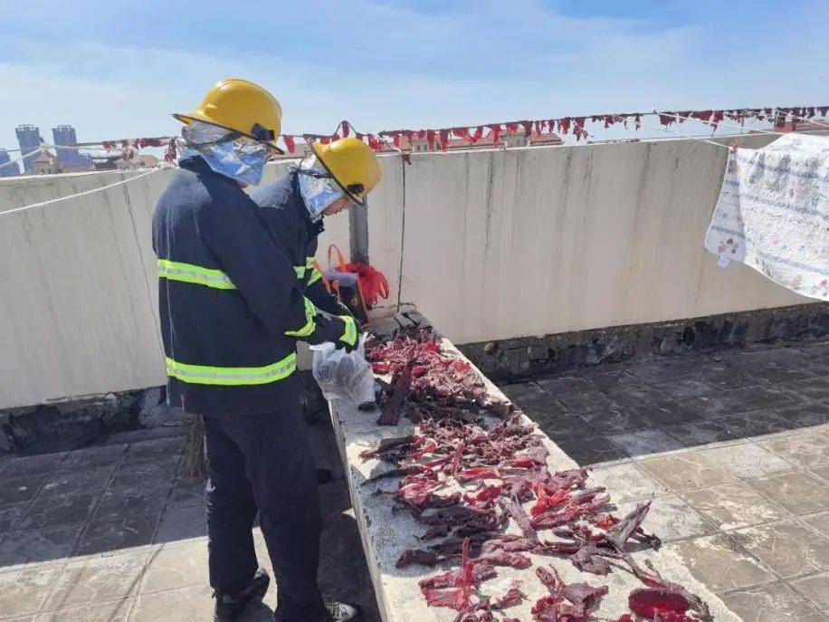鄰居在頂樓「曬一排排肉乾」　沒多久「她掀開被子」嚇到頭皮發麻