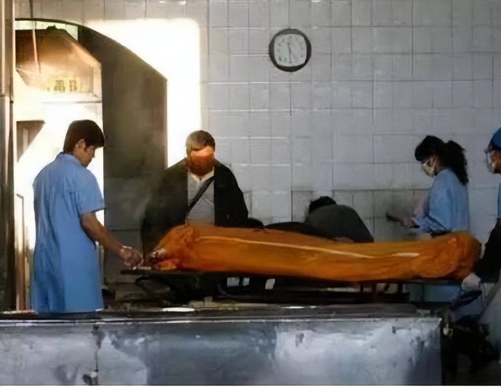 爸爸走得太突然「大體暫放殯儀館」 女兒隔天道別「一掀開懵了」氣炸報警