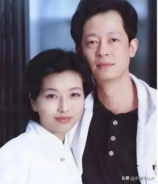 4段戀情2次婚姻！56歲女星「發福白髮」被偶遇　逛街購物「再婚丈夫貼心相伴」身份曝光：原來是他