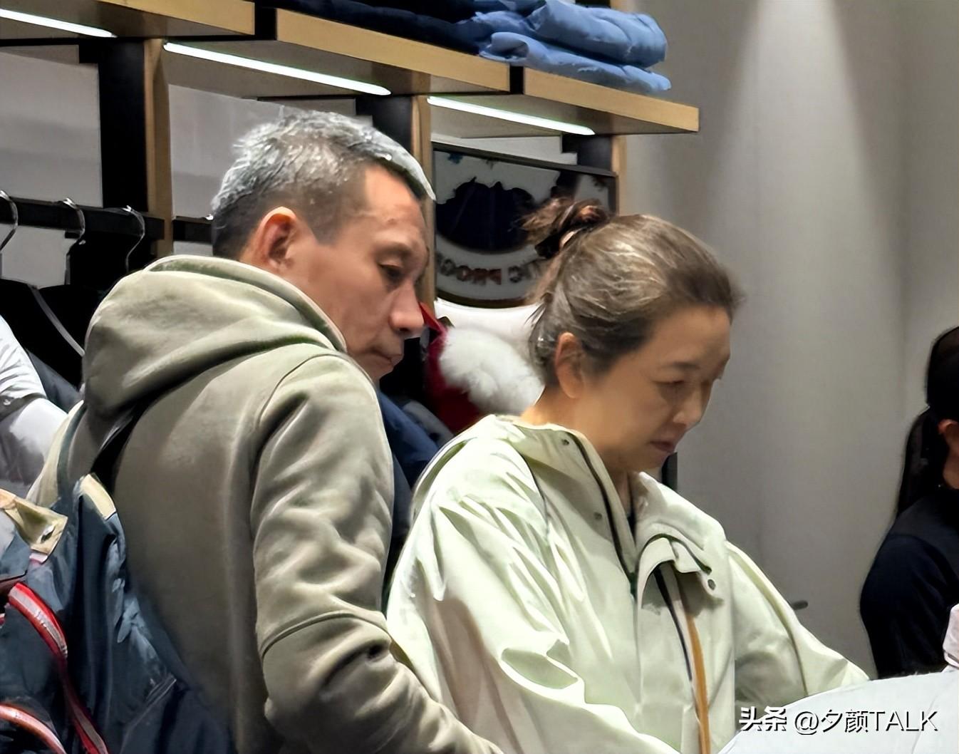 4段戀情2次婚姻！56歲女星「發福白髮」被偶遇　逛街購物「再婚丈夫貼心相伴」身份曝光：原來是他