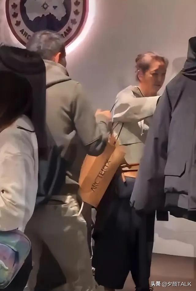 4段戀情2次婚姻！56歲女星「發福白髮」被偶遇　逛街購物「再婚丈夫貼心相伴」身份曝光：原來是他