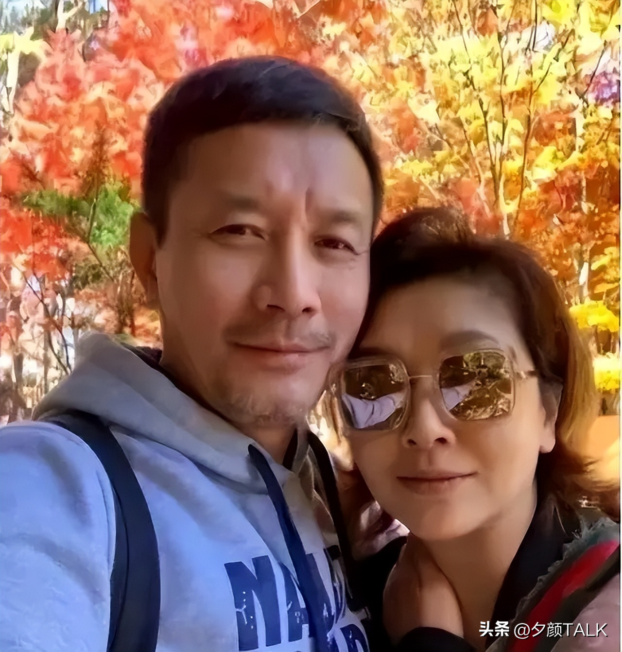 4段戀情2次婚姻！56歲女星「發福白髮」被偶遇　逛街購物「再婚丈夫貼心相伴」身份曝光：原來是他