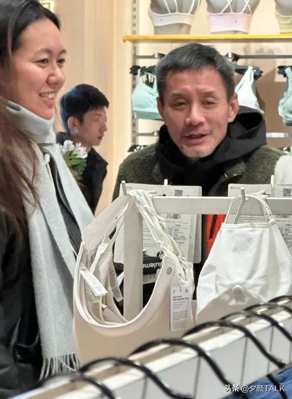 4段戀情2次婚姻！56歲女星「發福白髮」被偶遇　逛街購物「再婚丈夫貼心相伴」身份曝光：原來是他