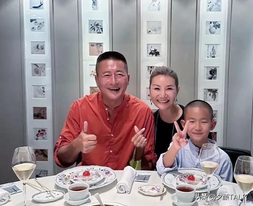 4段戀情2次婚姻！56歲女星「發福白髮」被偶遇　逛街購物「再婚丈夫貼心相伴」身份曝光：原來是他