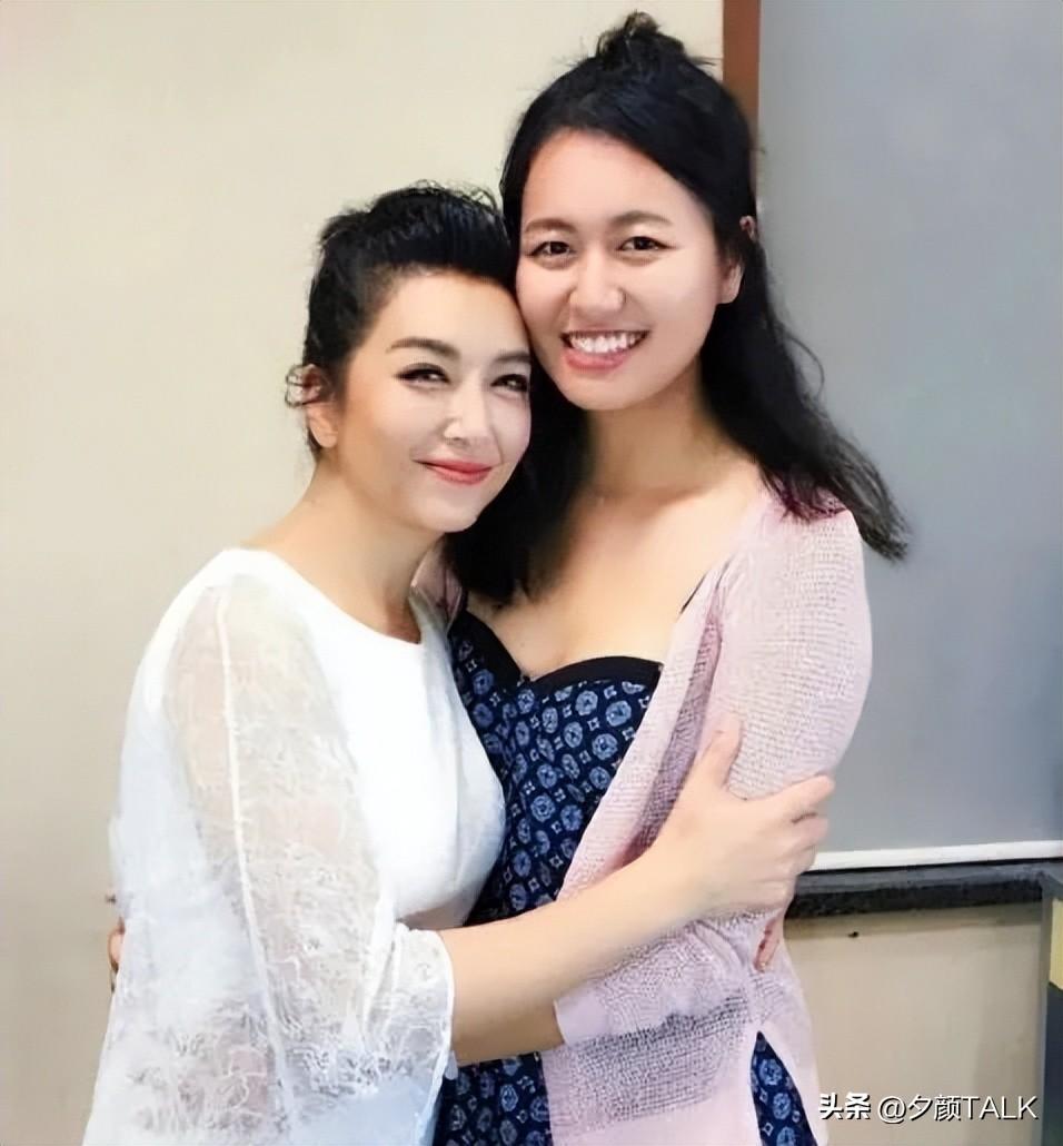 4段戀情2次婚姻！56歲女星「發福白髮」被偶遇　逛街購物「再婚丈夫貼心相伴」身份曝光：原來是他