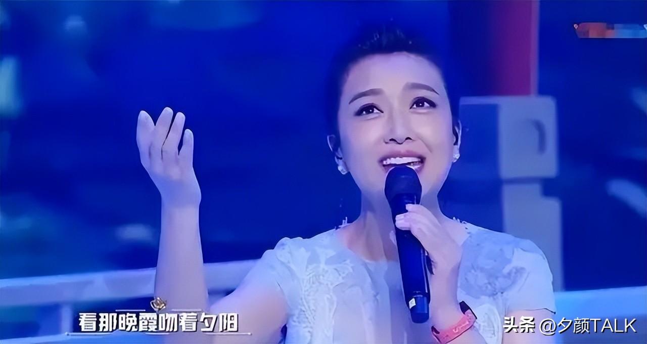 4段戀情2次婚姻！56歲女星「發福白髮」被偶遇　逛街購物「再婚丈夫貼心相伴」身份曝光：原來是他