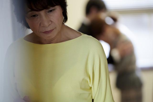 大伯喪妻喪女！大伯照顧懷孕侄媳「每天卻神秘外出」，侄媳偷偷跟隨才發現原因