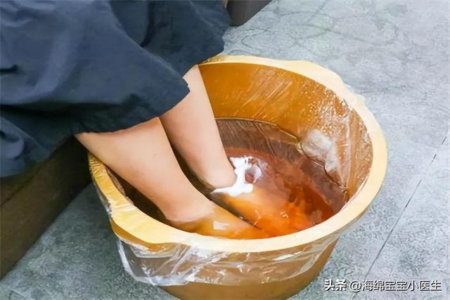 天冷泡腳很養生?59歲老人「泡到一半竟喪命」 醫責怪太無知「犯了三個錯」