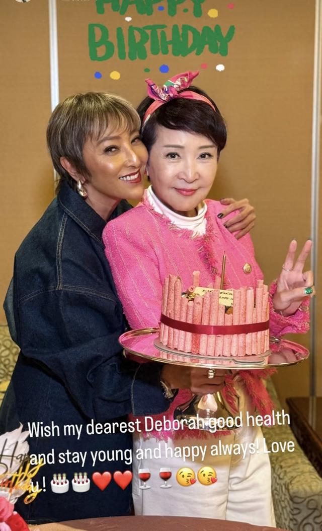 養出巨星兒！資深女星「戴粉紅色發箍」73歲打扮像少女　「再婚24年」被寵成公主