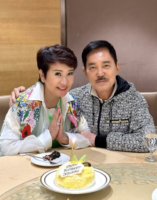 養出巨星兒！資深女星「戴粉紅色發箍」73歲打扮像少女　「再婚24年」被寵成公主
