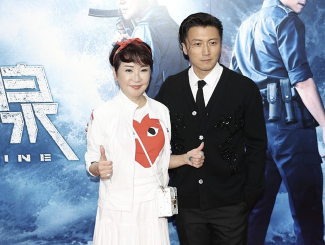 養出巨星兒！資深女星「戴粉紅色發箍」73歲打扮像少女　「再婚24年」被寵成公主