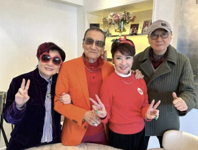 養出巨星兒！資深女星「戴粉紅色發箍」73歲打扮像少女　「再婚24年」被寵成公主