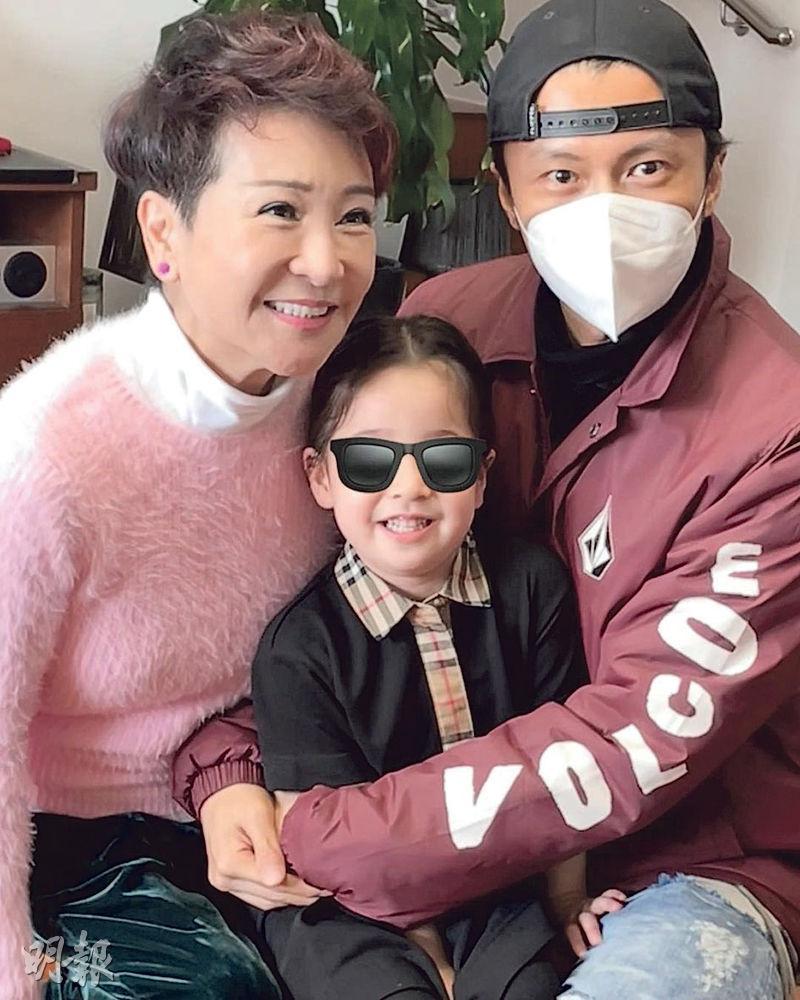 養出巨星兒！資深女星「戴粉紅色發箍」73歲打扮像少女　「再婚24年」被寵成公主