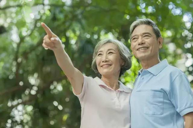 退休後生活大不同!沒有飯局、電話、聚會的人,原來是這3種人