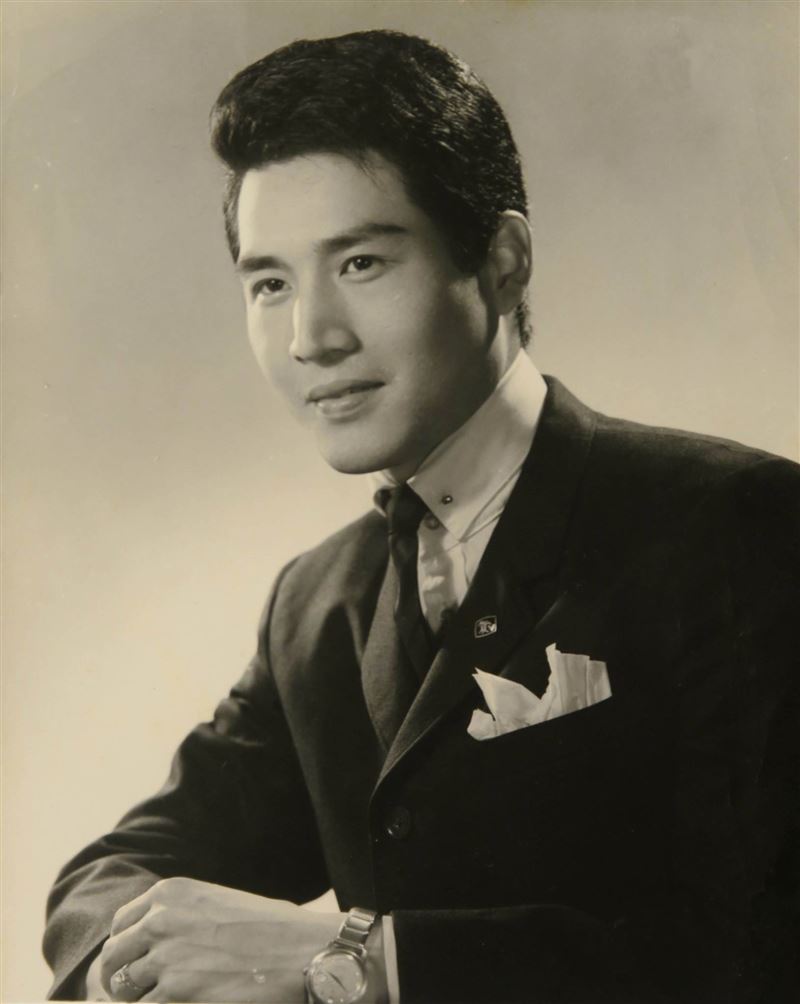 50多年演藝人生落幕！本土劇一哥「年輕帥照首曝」完勝韓國歐爸　「和太太是高顏值夫妻」是演藝圈楷模