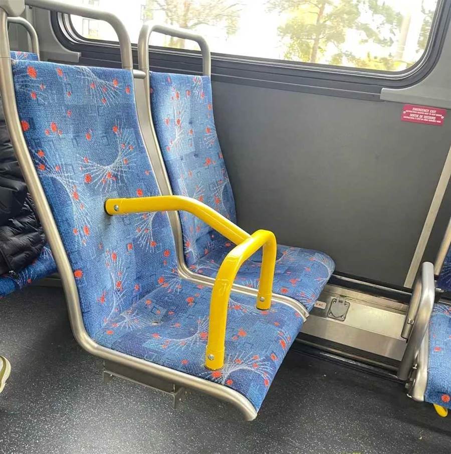 公車出現奇葩座位！加裝扶手「完全無法坐」　她納悶用途「內行人解答了」：我們都想錯了