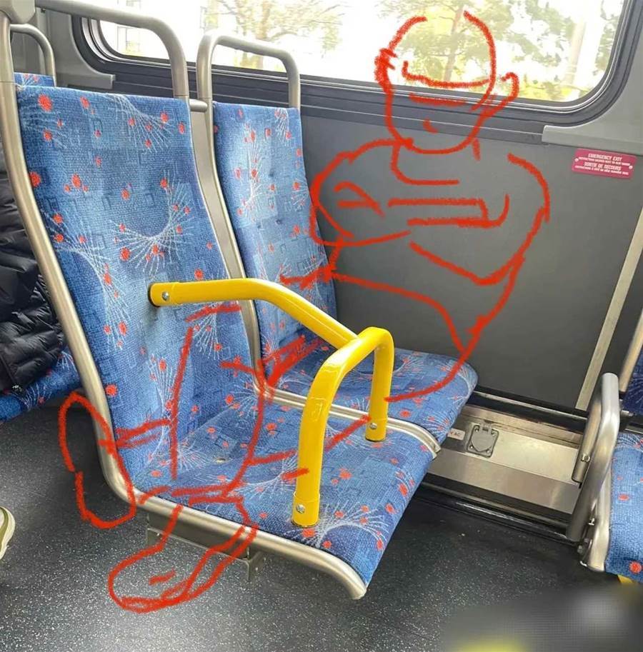 公車出現奇葩座位！加裝扶手「完全無法坐」　她納悶用途「內行人解答了」：我們都想錯了
