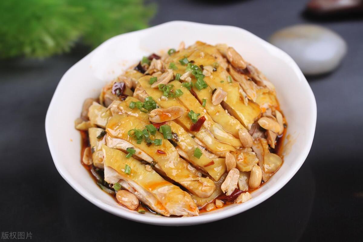 公婆來我家住「總是先吃飯不等人」，隔天我去問緣由，老公叫我回房： 太不孝了