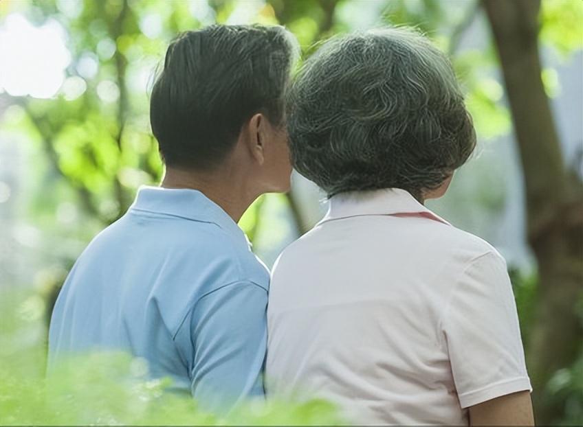 公婆來我家住「總是先吃飯不等人」，隔天我去問緣由，老公叫我回房： 太不孝了