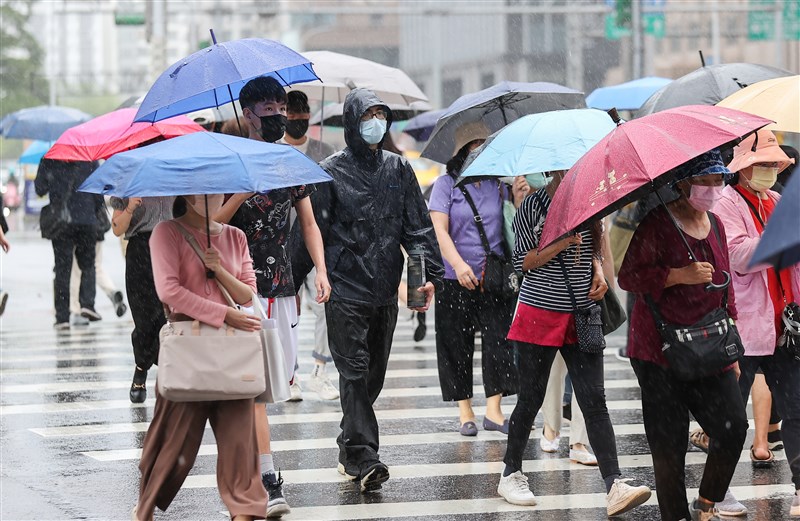 東北季風接棒！全台降溫「北部恐下探16度」最冷時間曝光　南台灣「早晚溫差大」：雨區分成3階段
