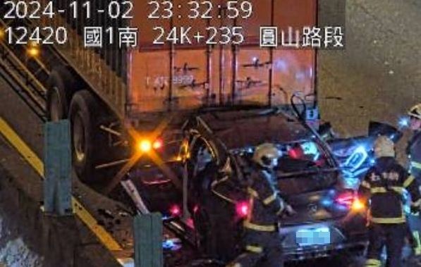 國道一號「深夜追撞車禍」整輛賓士變廢鐵　男駕駛困車內「當場無呼吸心跳」送醫後續曝光