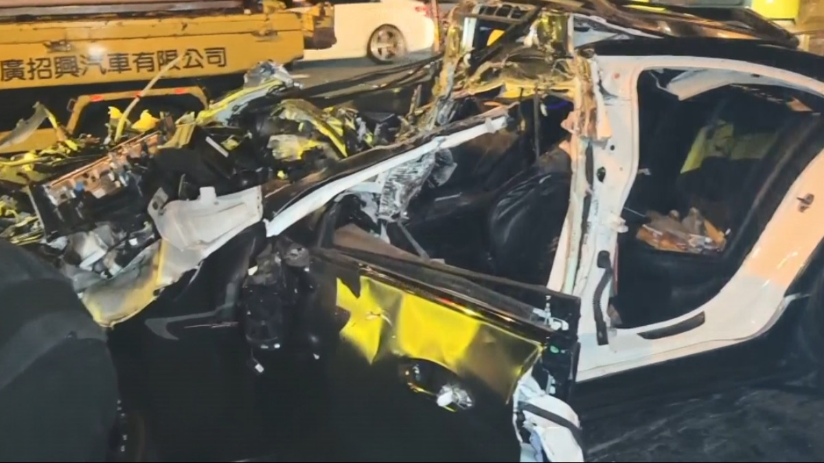 國道一號「深夜追撞車禍」整輛賓士變廢鐵　男駕駛困車內「當場無呼吸心跳」送醫後續曝光