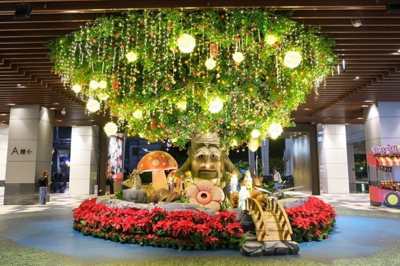 颱風天驚魂！員工被強風「連人帶樹吹上天」　重摔到後腦勺「主管超扯處理」家屬氣炸