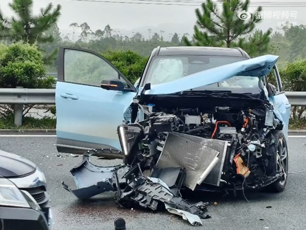 零件噴飛！劉樂妍出車禍「車頭全被撞爛」現場照曝光　事後竟笑喊：「感謝中國製造」
