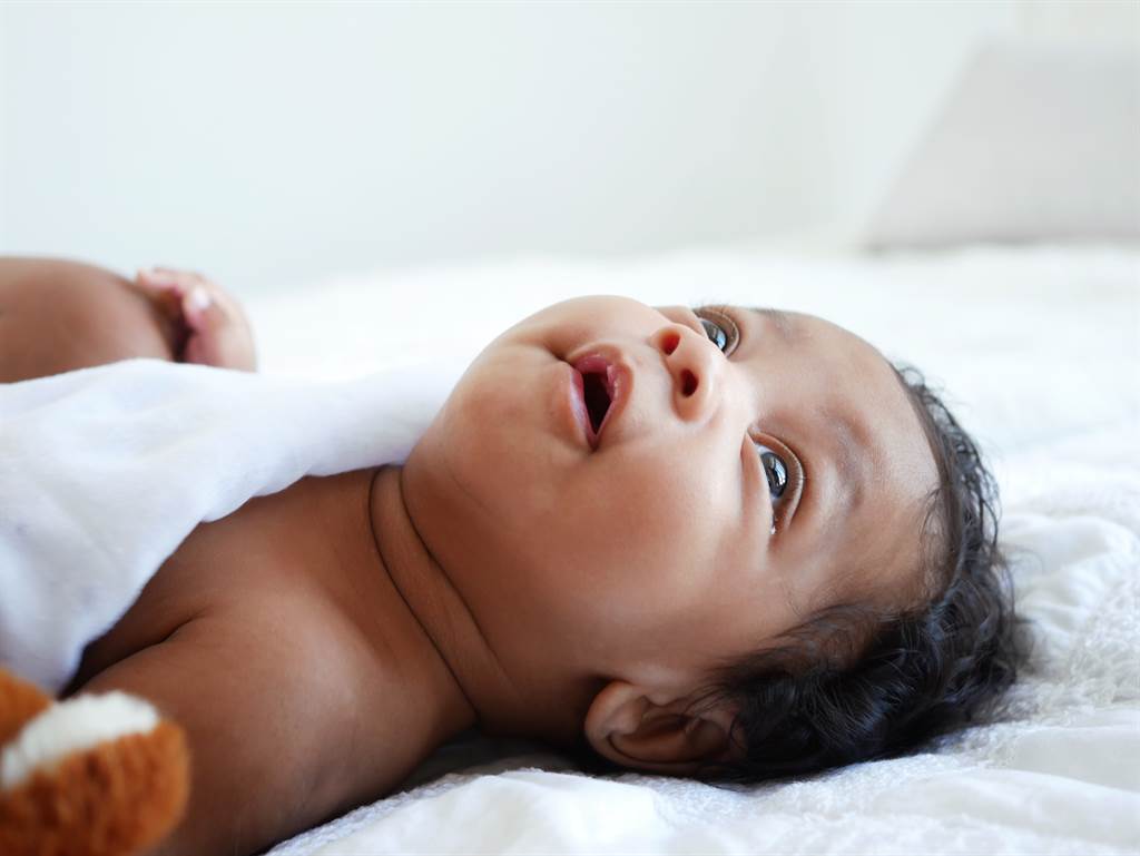 迎接孩子誕生!她剖腹產「生下黑皮膚寶寶」尪瞬間臉綠 她急辯:「沒去過非洲」