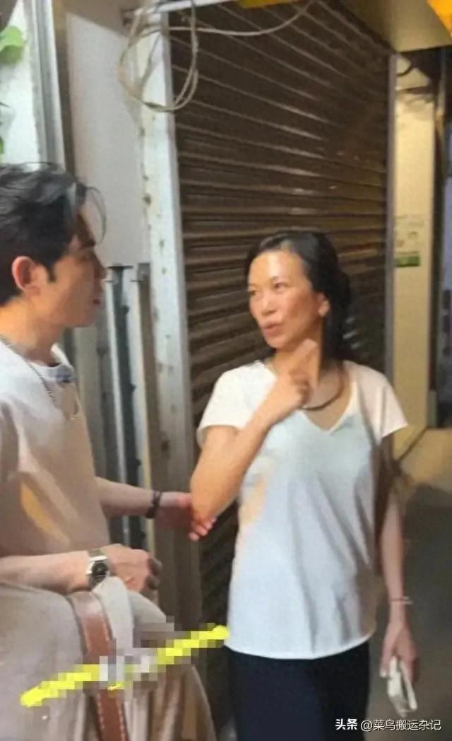 剛辦世紀婚禮！澳門偶遇「天王甜牽新婚妻」　女方素顏「畫面引熱議」