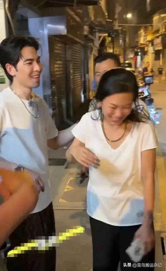 剛辦世紀婚禮！澳門偶遇「天王甜牽新婚妻」　女方素顏「畫面引熱議」