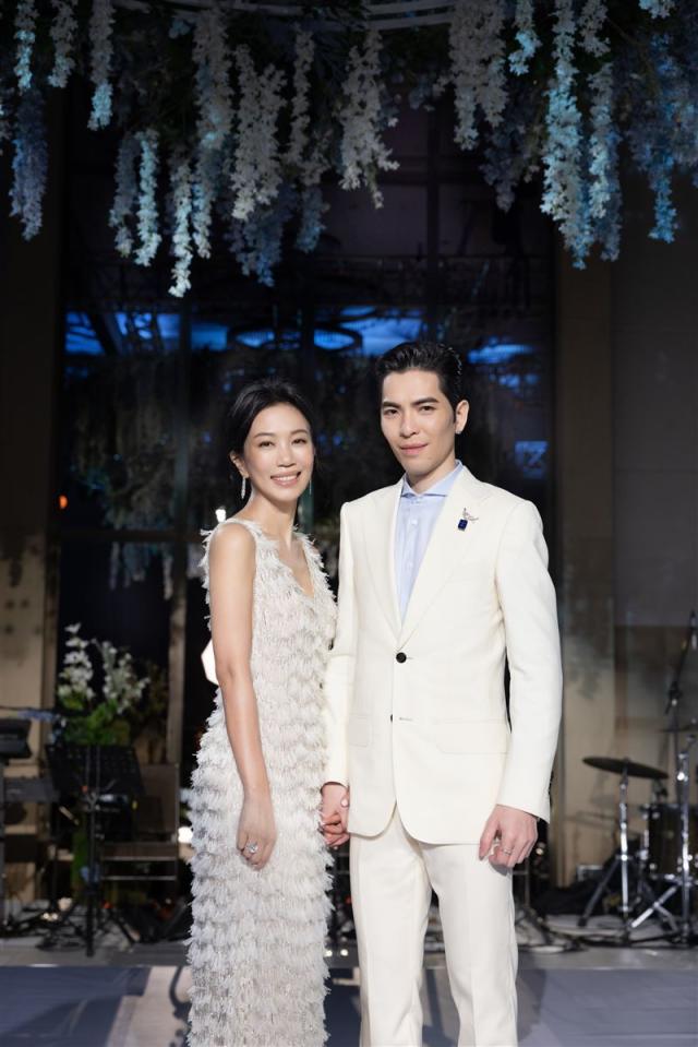 剛辦世紀婚禮！澳門偶遇「天王甜牽新婚妻」　女方素顏「畫面引熱議」