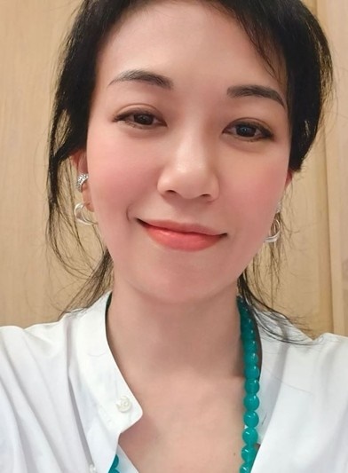 剛辦世紀婚禮！澳門偶遇「天王甜牽新婚妻」　女方素顏「畫面引熱議」
