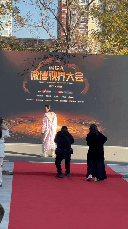 向佐「穿粉色皮草」登紅毯　一轉身「全場目不轉睛」：跟媽媽借來的