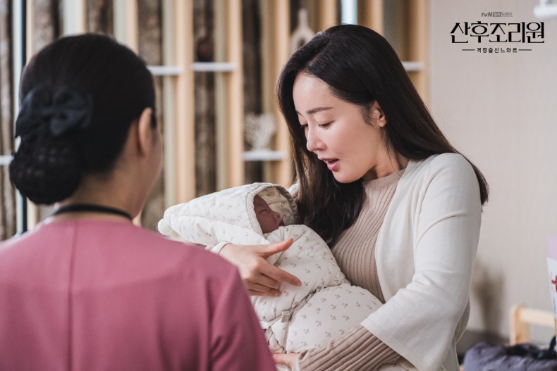 女婿要求我幫忙！我馬上趕去「伺候女兒孫子整整一個月」　當我跟他要月嫂費「他遞給我一包」我一摸傻了