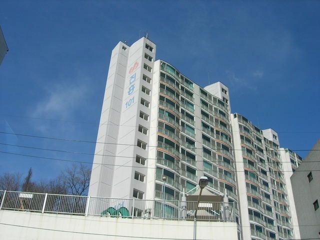 詭異公寓出人命！住戶遇到「漂亮小姊姊打招呼」隔天就喪命　「居民嚇壞喊退錢」真相太可怕