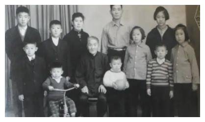 新婚夫妻坐火車！她好心「塞一把花生」給隔壁乘客　救下全車廂人性命