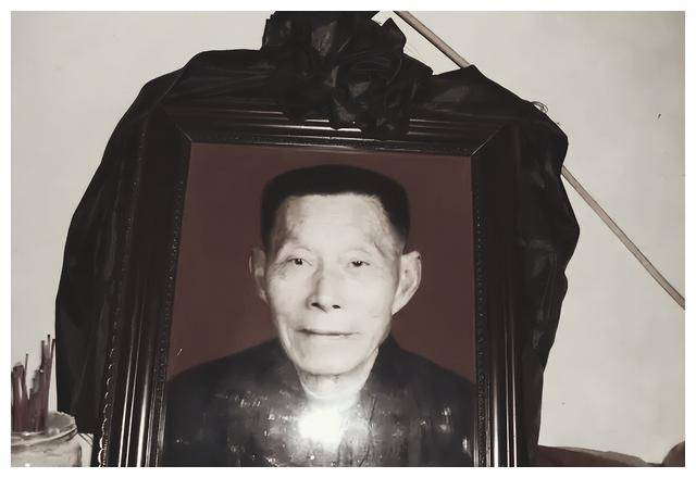 新婚夫妻坐火車！她好心「塞一把花生」給隔壁乘客　救下全車廂人性命