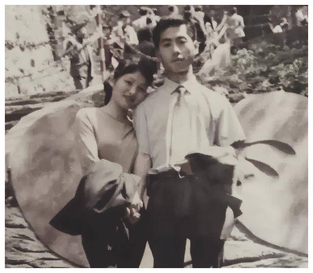 新婚夫妻坐火車！她好心「塞一把花生」給隔壁乘客　救下全車廂人性命
