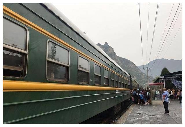新婚夫妻坐火車！她好心「塞一把花生」給隔壁乘客　救下全車廂人性命