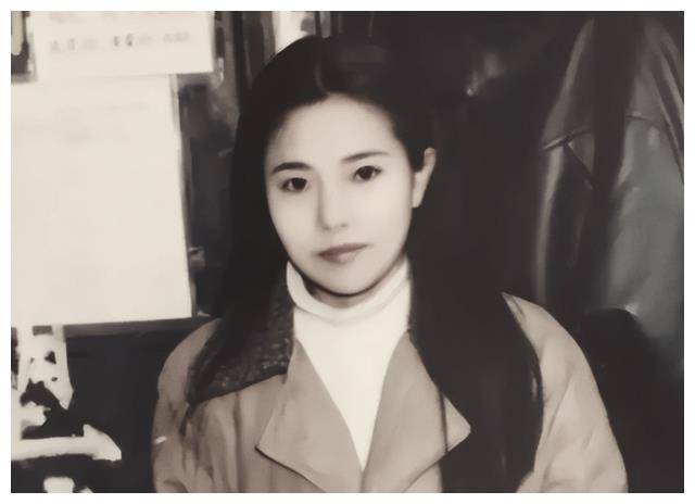 新婚夫妻坐火車！她好心「塞一把花生」給隔壁乘客　救下全車廂人性命