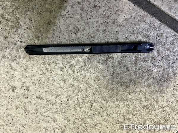 北捷隨機傷人！灰髮口罩伯「第一時間奪刀壓制」全網狂讚　低調離去「身分背景曝光」：我只是做我該做的