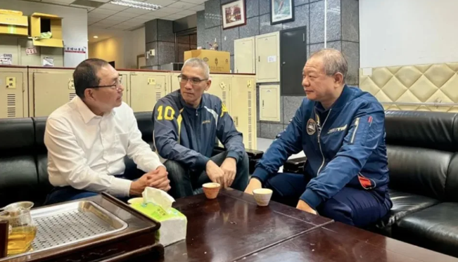 北捷隨機傷人！灰髮口罩伯「第一時間奪刀壓制」全網狂讚　低調離去「身分背景曝光」：我只是做我該做的