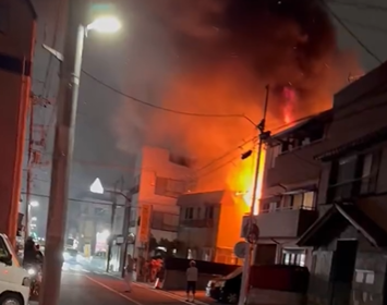 知名餐廳深夜傳火警！驚人火勢竄出「2層樓高建築被吞噬」 　漆黑燒毀「目前狀況曝光」 