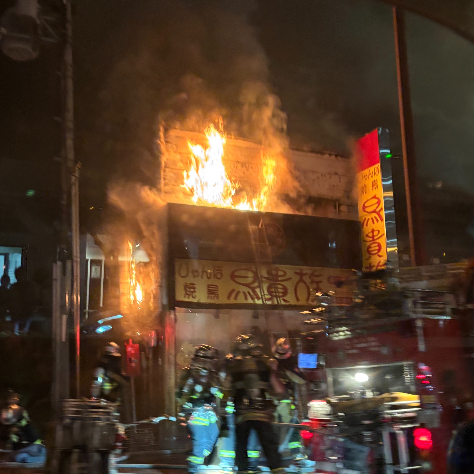 知名餐廳深夜傳火警！驚人火勢竄出「2層樓高建築被吞噬」 　漆黑燒毀「目前狀況曝光」 