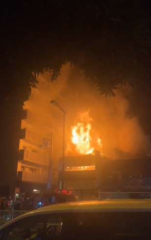 知名餐廳深夜傳火警！驚人火勢竄出「2層樓高建築被吞噬」 　漆黑燒毀「目前狀況曝光」 