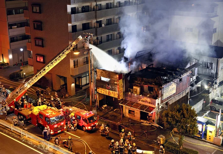 知名餐廳深夜傳火警！驚人火勢竄出「2層樓高建築被吞噬」 　漆黑燒毀「目前狀況曝光」 