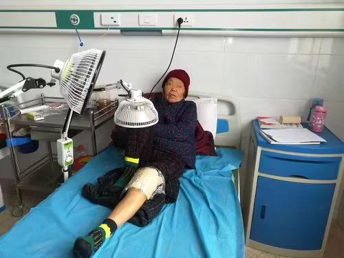 去買孫子愛吃的路上出車禍！兒子趕來卻冷回：「全家人不工作都陪你，我小孩不用養了嗎？」