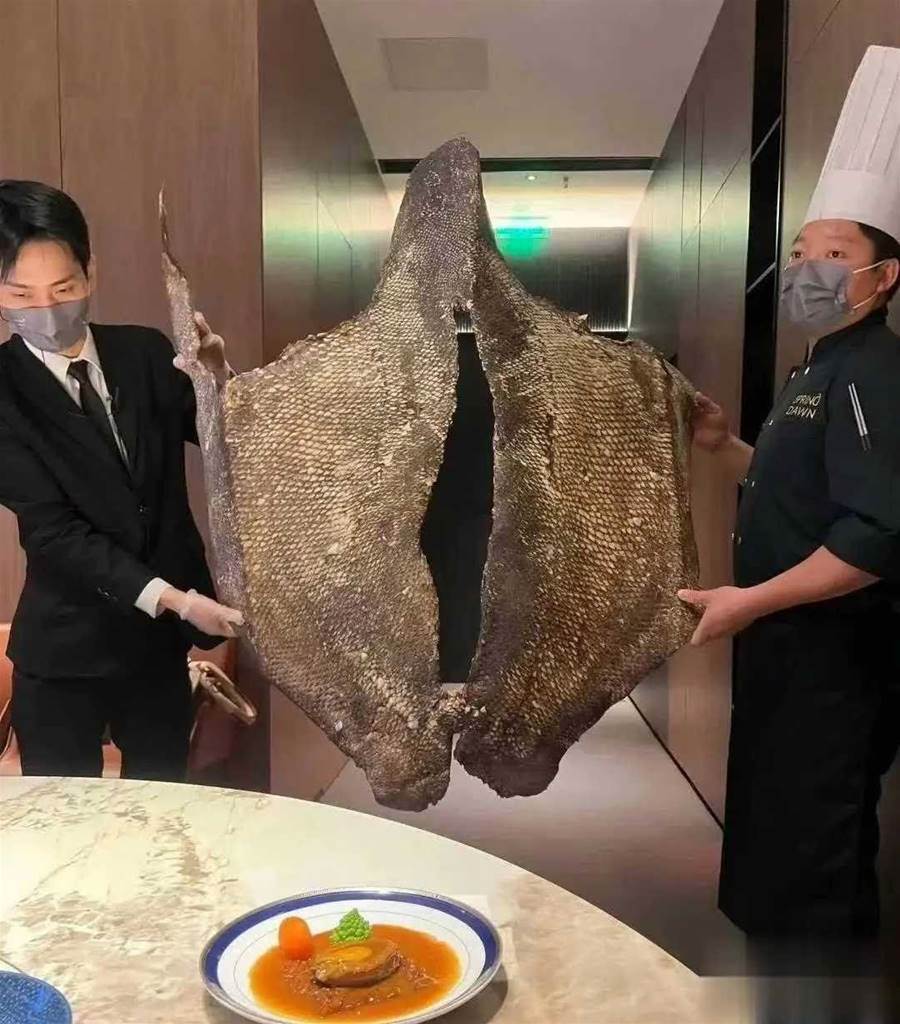 鎮店之寶！餐廳端出「超怪異神祕佳餚」 他遲遲不敢吃　網一看卻大喊「不吃就虧了」