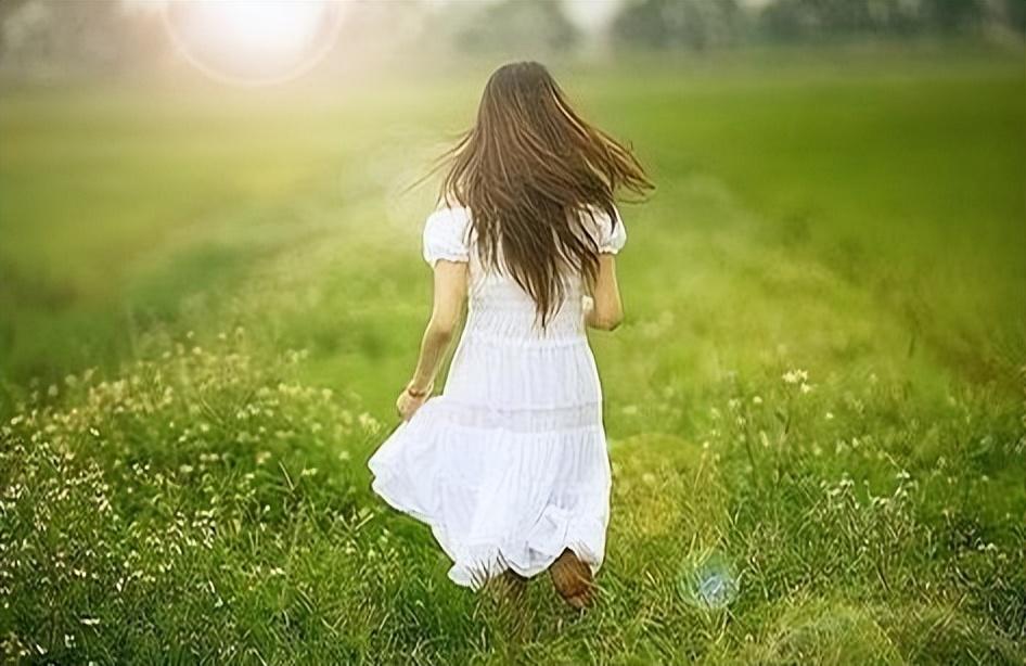 一個女人！手上沒有手鏈、戒指，脖子上也沒有項鏈　說明「三個問題」並非因為窮